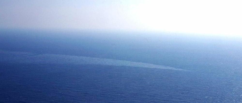 Ein Ölteppich breitet sich nach dem Tankeruntergang im Ostchinesischen Meer aus.  