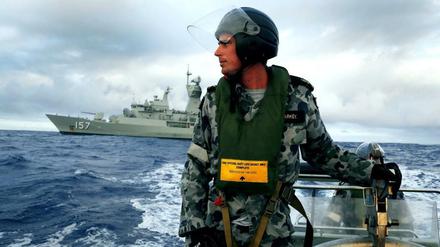 Australischer Marinesoldat im Indischen Ozean. Von Flug MH370 fehlt nach wie vor jede Spur.