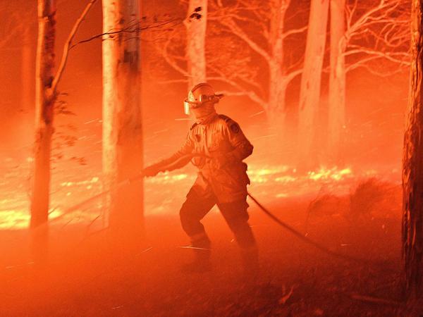 Ein Feuerwehrmann kämpft in Australien gegen die Flammen. 