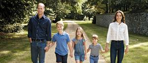 Trotz seiner neuen Rolle als britischer Thronfolger gibt sich Prinz William auf der diesjährigen royalen Weihnachtskarte mit seiner Familie betont locker und nahbar. 