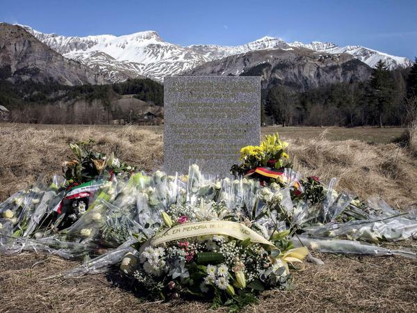 Eine Stele im Dorf Le Vernet in den französischen Alpen erinnert an die Opfer von Germanwings-Flug 4U9525.