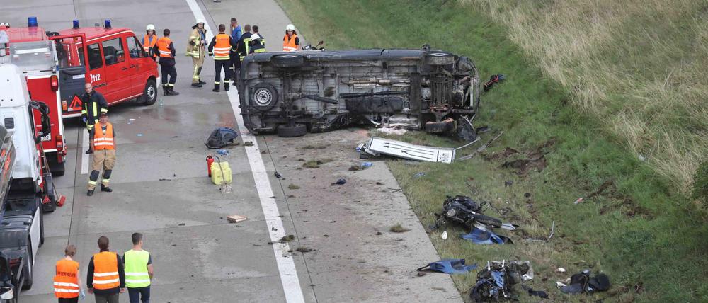 Kippender Laster tötet Biker: Einsatzkräfte an der Unfallstelle auf der Autobahn 9