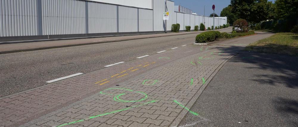 Mit grünen Markierungen hat die Polizei in Gaggenau Spuren des Verkehrsunfalls gekennzeichnet.
