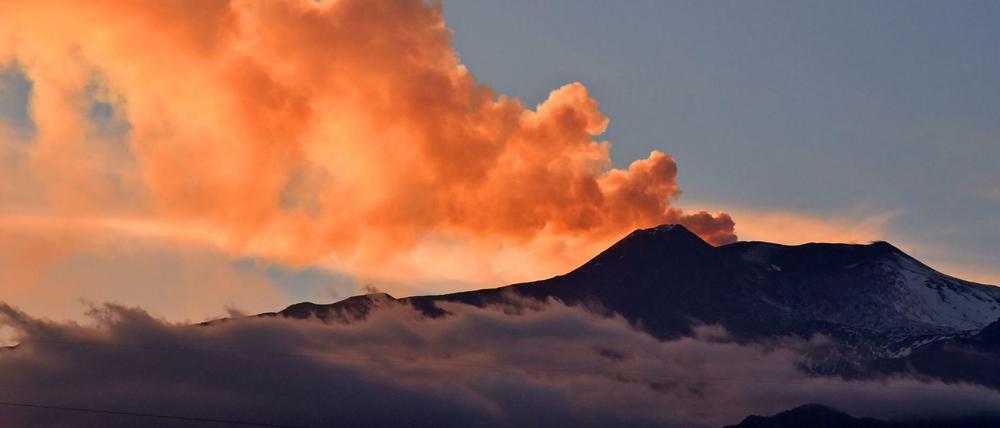 Rauch steigt am 26. Dezember aus dem Vulkan Ätna in Sizilien auf.
