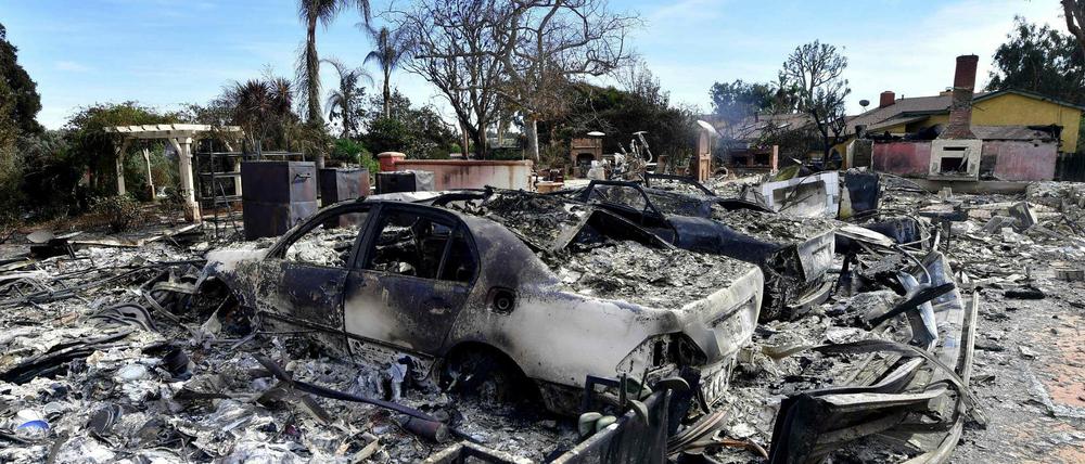Nach dem Feuer: Überreste von Häusern und Autos in Malibu.
