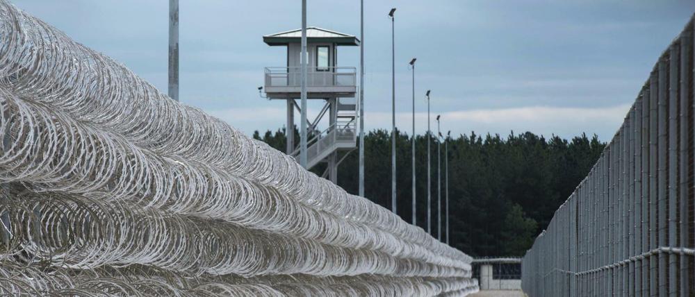 Reihen von Stacheldraht umzäunen die Lee Correctional Institution in South Carolina. 