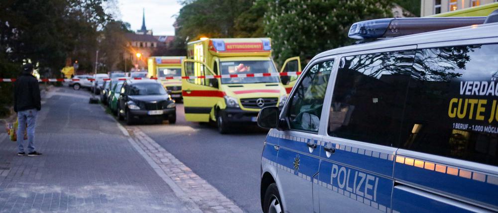 Polizei und Rettungskräfte am Tatort in Dresden.