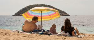 Eine Familie am fast leeren Strand von Magaluf auf Mallorca.
