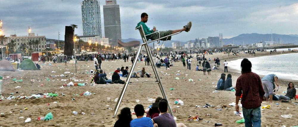 Der Strand von Barcelona, voll mit Touristen. Laut einer Politikerin sei die "Lage außer Kontrolle". 