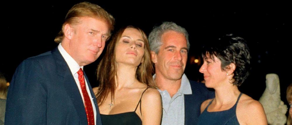 Partner in crime? Ganz rechts im Bild Ghislaine Maxwell und neben ihr Jeffrey Epstein. Auf der linken Seite schmiegt sich Donald Trump an seine aktuelle Ehefrau Melania Knauss.