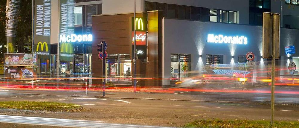 Das McDonald's Restaurant in Offenbach am Main: Auf dem Parkplatz des Restaurants war es zu dem gewaltsamen Übergriff auf die Studentin Tugce Albayrak gekommen. Eine Überwachungskamera hat alles gefilmt. 
