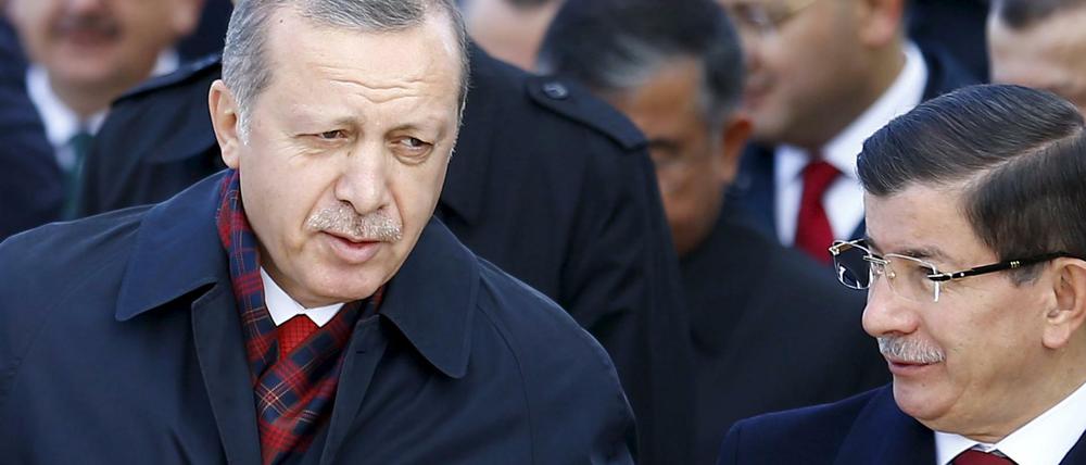 Der türkische Präsident Recep Tayyip Erdogan (links) und sein "Ziehsohn", Ministerpräsident Ahmet Davutoglu. 