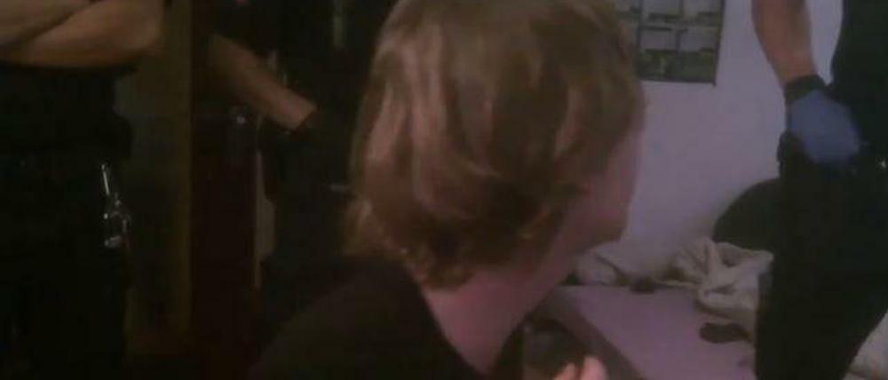 Ein Videomitschnitt zeigt, wie ein Polizist einem Jugendlichen ins Gesicht schlägt.