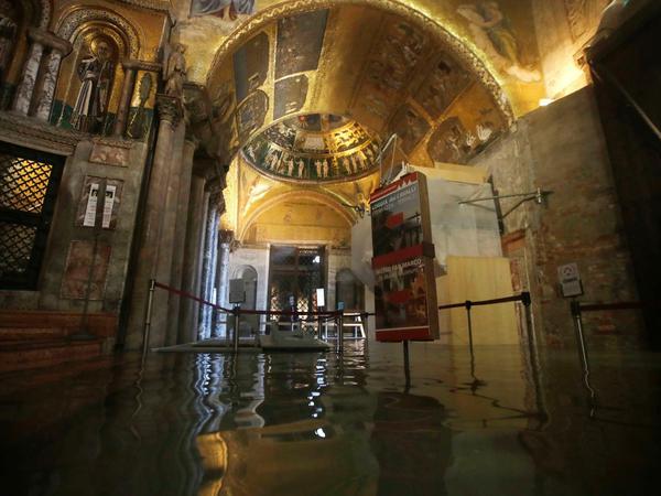 Der Eingangsbereich zum Markusdom ist überflutet. 