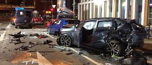 Unfallfahrzeuge türmen sich in der Innenstadt von Köln.