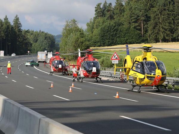Rettungshubschrauber stehen auf der Autobahn A9 bei Münchberg (Bayern). 