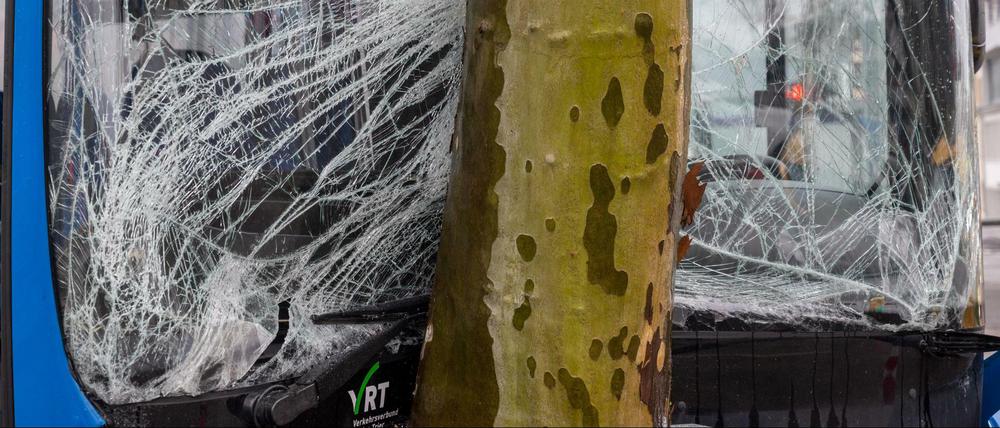 Schulbus fährt gegen Baum – die Unglücksstelle in Trier
