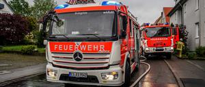 Die Feuerwehr ist in Esslingen im Einsatz, nachdem ein Blitz in ein Haus eingeschlagen hatte.