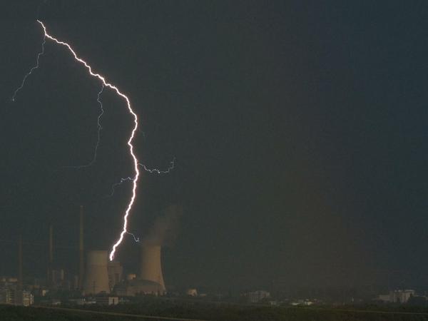Ein Blitz zuckt hinter dem Kraftwerk Staudinger in Hessen.