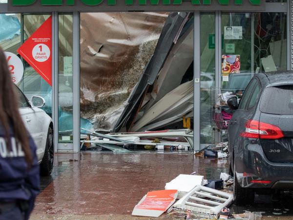 Das Flachdach eines Ladenlokales in Würselen unter dem Starkregen eingestürzt.
