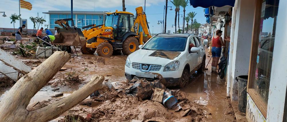 Nach heftigen Niederschlägen in Alcanar in Spanien liegt überall Schlamm.