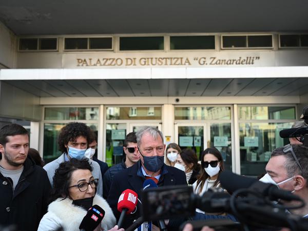 Raffaele Nedrotti (M) und seine Frau Nadia (2.v.l), die Eltern der verstorbenen Greta Nedrotti, sprechen vor dem Gericht mit Medienvertretern.