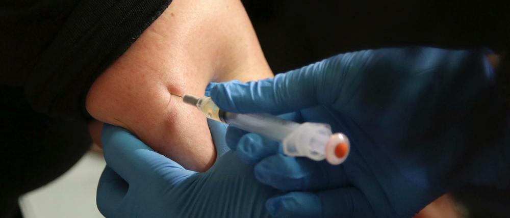 Eine Frau erhält eine Masern, Mumps und Röteln Impfung im Rockland County Health Department in Pomona, USA.