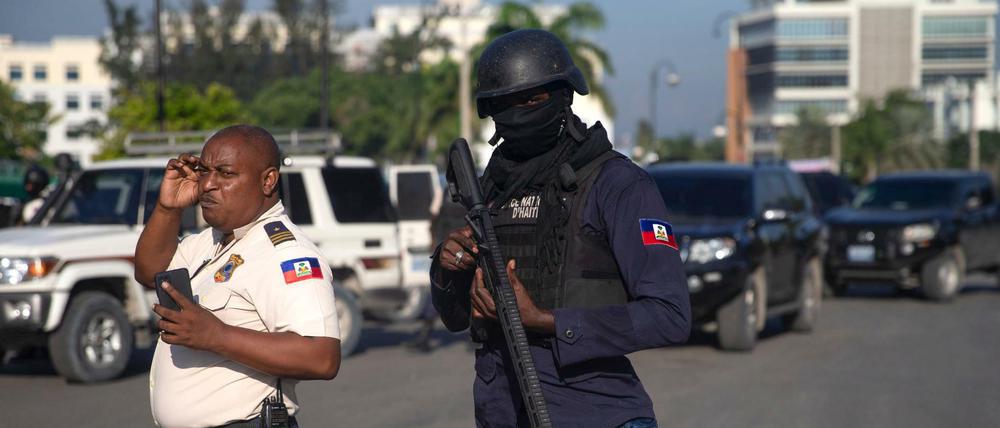 Bewaffnete Sicherheitskräfte patrouillieren auf den Straßen der haitianischen Hauptstadt Port-Au-Prince.