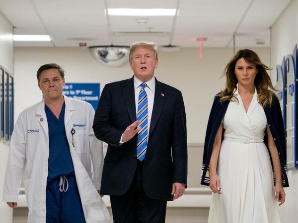 Präsident Donald Trump und seine Ehefrau Melania besuchten unter Führung von Doktor Igor Nichiporenko einige der Verletzten des Schulmassakers.