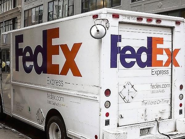 Ein FedEx-Auslieferungsfahrzeug in New York.