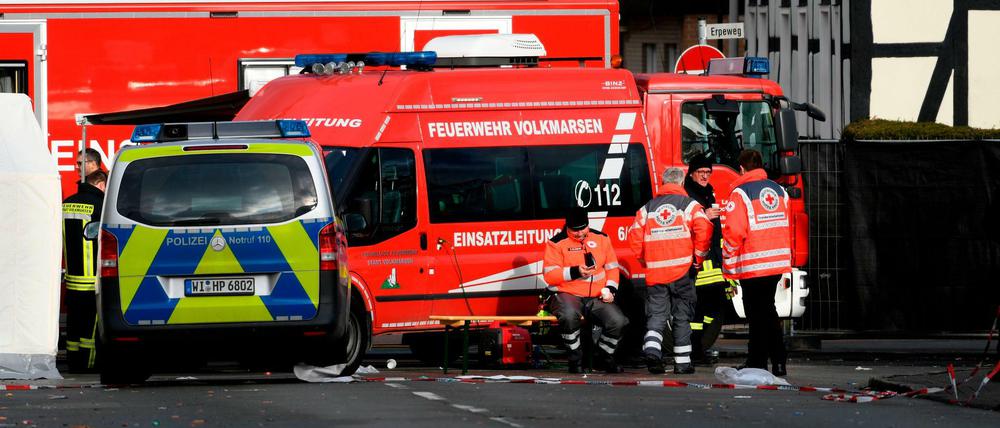 Volkmarsen-Karneval 2020: Fahrzeuge von Polizei und Feuerwehr stehen am Tatort.