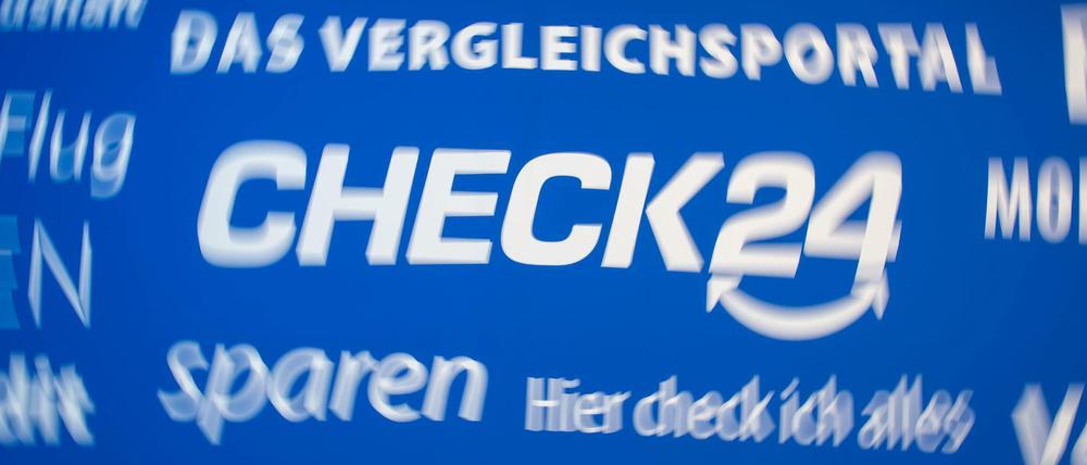 Das Logo von Check24 sowie zahlreiche Slogans des Unternehmens.