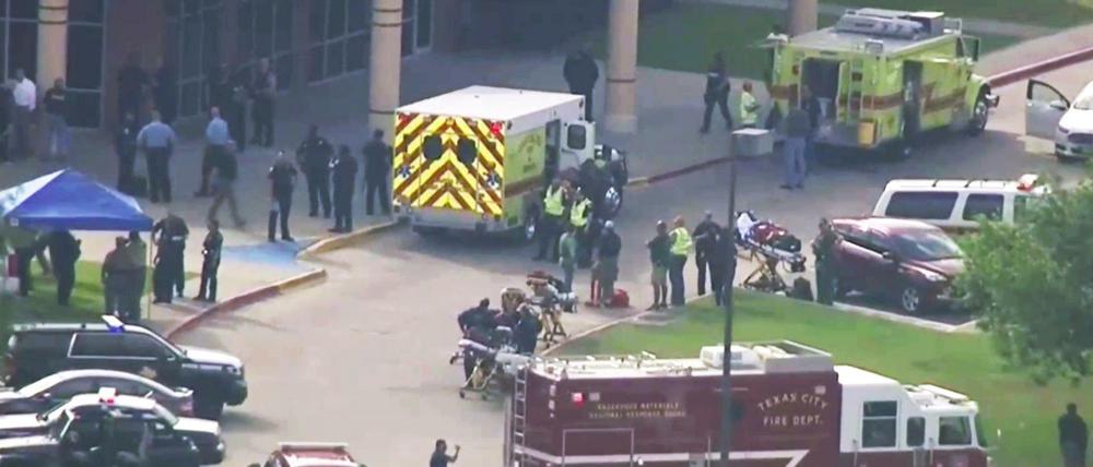 Dieses Videostandbild zeigt Rettungskräfte und Polizisten nach Schüssen vor der Santa Fe High School in Texas.