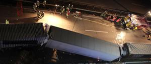 Die von der Polizei Bremen zur Verfügung gestellte Aufnahme zeigt Rettungskräfte beim Einsatz an einer Unfallstelle auf der Autobahn 1 (A1). 