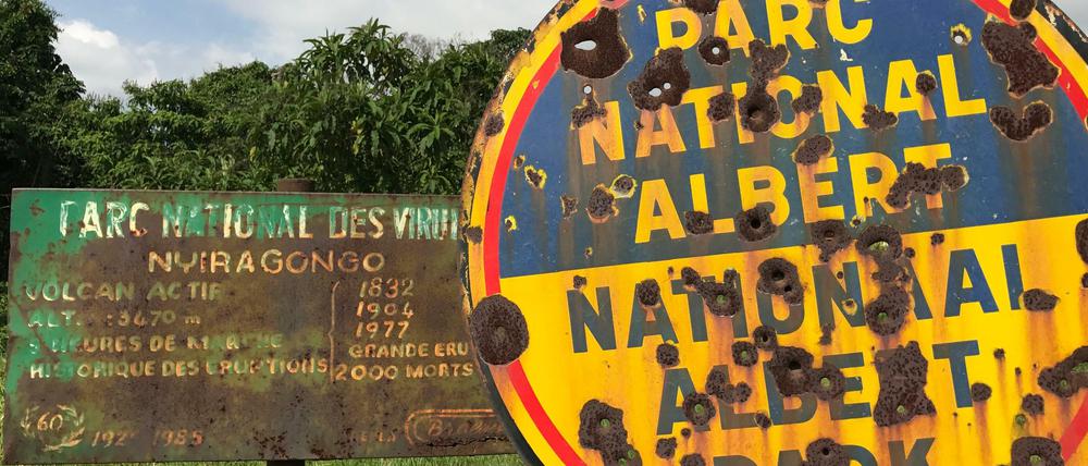 Einschusslöcher auf dem Schild des Albert-Nationalparks, des früheren Namen des Virunga-Nationalparks.