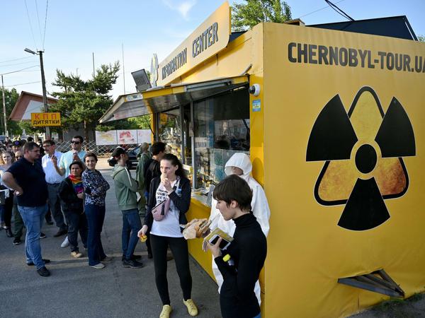 Touristen vor einem Souvenirshop an der Sperrzone um Tschernobyl. Zuletzt sind die Besucherzahlen um 30 bis 40 Prozent gestiegen. 