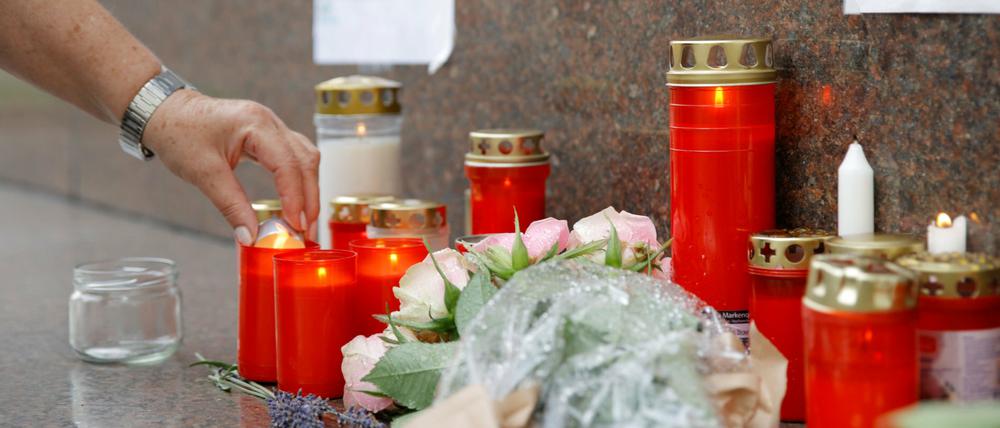 Trauernde legen Blumen und Kerzen vor dem Gesundheitsministerium in Wien nieder, um der verstorbenen Ärztin zu gedenken.