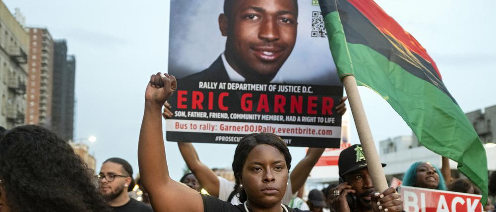 Aktivisten von "Black Lives Matter" protestieren am Dienstag in Harlem gegen die Entscheidung des US-Justizministeriums. 