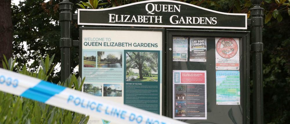 Ein Bereich der Queen Elizabeth Gardens in Salisbury ist mit Polizeiband abgesperrt. 