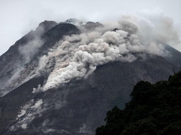 Auf der indonesischen Insel Java ist der Vulkan Semeru erneut ausgebrochen.