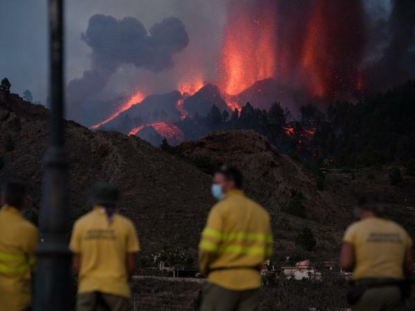 Feuerwehrmänner beobachten den Vulkan Cumbre Vieja auf der kanarischen Insel La Palma. 