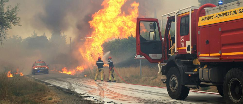 Feuerwehrleute löschen Ende Juli einen Waldbrand in Frankreich