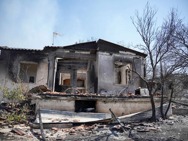 Blick auf ein ausgebranntes Haus nach einem Waldbrand in Vatera, Griechenland.