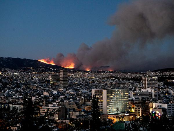 Rauch steigt von einem Feuer auf einem Berg in den nördlichen Vororten von Athen auf.