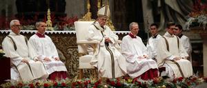 Papst Franziskus feiert am 24.12.2017 die Weihnachtsmesse im Petersdom im Vatikan. 