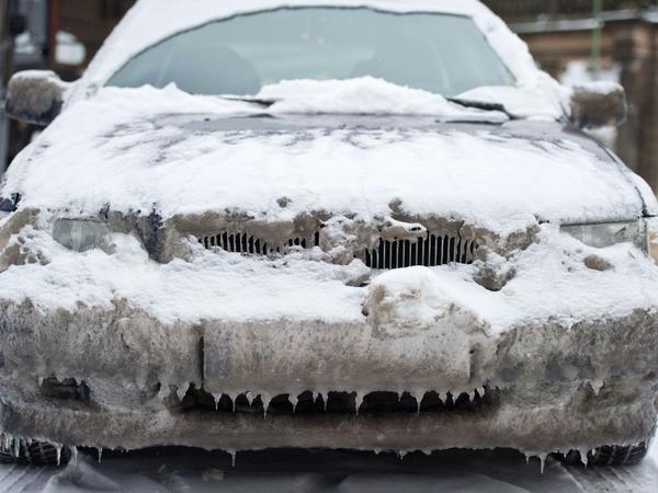 Ein mit Eis und Schnee verkrustetes Auto steht in Potsdam. (Archivfoto)