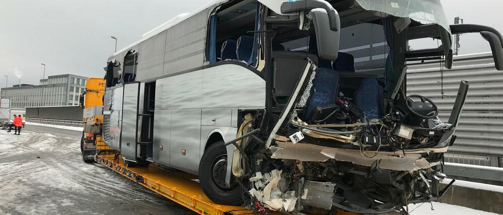 Das Wrack des Busses in Zurich nach dem Unfall auf der A3.