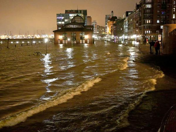 Der Fischmarkt in Hamburg ist an den frühen Morgenstunden überschwemmt. Der Scheitel des Orkans "Xaver" hat die Stadt kurz vor sieben Uhr erreicht.