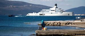 Die "Solaris" in der montegrinischen Bucht von Kotor nahe Tivat.
