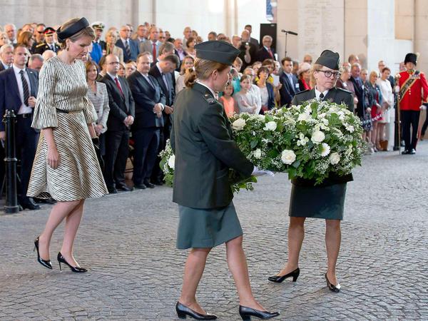 In Ypern legte Königin Mathilde von Belgien am Donnerstag einen Kranz am Menen-Tor nieder, wo zum 30 000. Mal mit der Last-Post-Zeremonie der Toten des Ersten Weltkriegs gedacht wurde. 